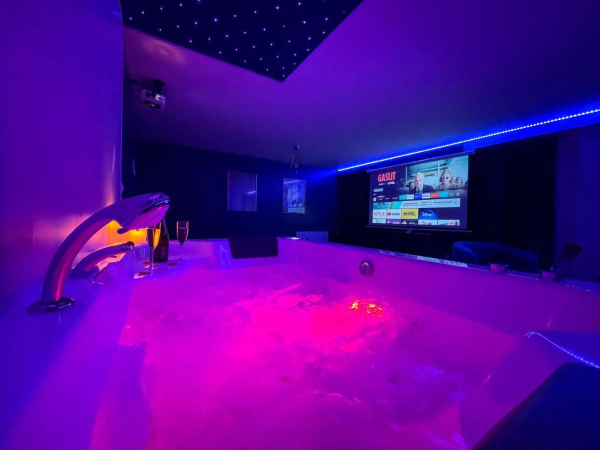 Spa sous les étoiles - Cinéma - Netflix - Parking - Gare Amiens Extérieur photo