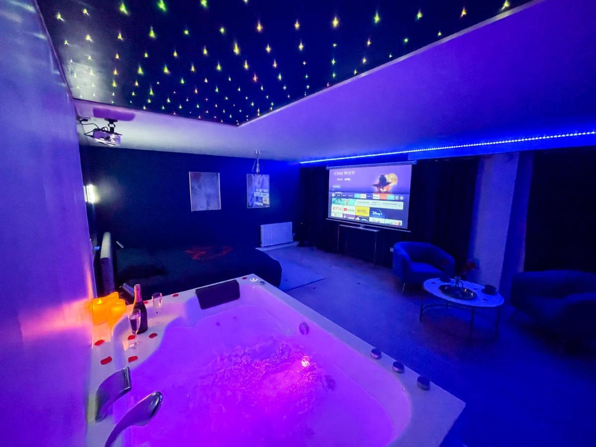 Spa sous les étoiles - Cinéma - Netflix - Parking - Gare Amiens Extérieur photo